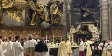Messa in latino, sorpresa in Vaticano: Burke e Zuppi uniti a San Pietro, il rito antico torna a fare comunione