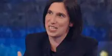 "Una testimonianza vivente...". "Non parliamo dei presenti". La figuraccia di Schlein da Fazio