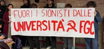 Venezia, attivisti pro Pal cacciano Fiano. "Fuori i sionisti da qui". Lui: "Scioccato"