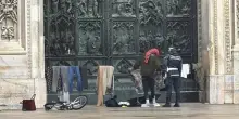 Milano vittima del degrado: egiziano stende i panni sul sagrato del Duomo. Ira del centrodestra