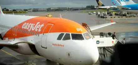 Foto all'aereo, EasyJet lascia il passeggero a terra. La denuncia e la risposta della compagnia