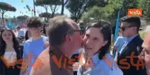 Primo Maggio, Elly Schlein alla manifestazione dei sindacati a Roma, le strette di mano fra la gente
