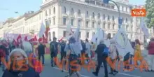 Primo Maggio, corteo a Milano di Cgil, Cisl e Uil per la festa dei lavoratori
