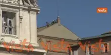 Conclave, montato il comignolo della Cappella Sistina per le votazioni