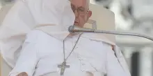 Bergoglio "taglia e cuci". Il nuovo Papa dovrà indossare vecchie talari, anche usate
