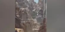 Alluvione e inondazioni a Petra: turisti evacuati e cascate d'acqua sull'antica città | GUARDA