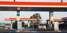 Sempre più giù i prezzi alla pompa di benzina e diesel: ribassi senza sosta