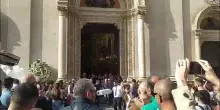 I funerali della neonata lanciata dal balcone dalla mamma