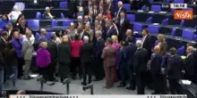Merz eletto Cancelliere, gli abbracci dai parlamentari alleati in fila per congratularsi con lui