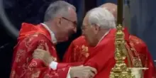 L'abbraccio di Re a Parolin e il "fuorionda" clamoroso: un segnale? | VIDEO