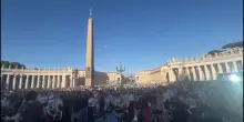 Conclave, in piazza San Pietro i fedeli in attesa della prima fumata