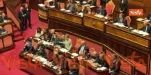 L'applauso della maggioranza per Giorgia Meloni durante il premier time al Senato