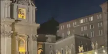 Fumata nera dopo la prima votazione per il nuovo Papa, le immagini