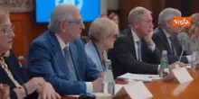 La stretta di mano di Meloni con Landini e Bombardieri all'incontro con i sindacati a Palazzo Chigi