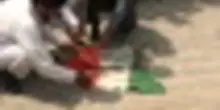 A Karachi manifestazione anti-India: bruciata la bandiera