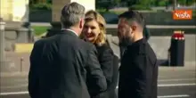 Merz, Starmer, Macron e Tusk rendono omaggio a Muro della Memoria Kiev con Zelensky