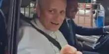 Papa Leone XIV stringe la mano ai fedeli-tifosi: "Forza Roma" | VIDEO