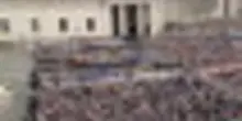 Piazza San Pietro gremita per il primo Regina Caeli di Leone XIV