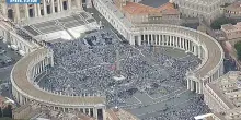 Piazza San Pietro gremita per Papa Leone XIV, immagini da elicottero
