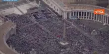 Piazza San Pietro gremita per il primo Angelus Papa, la vista dall'elicottero della Polizia di Stato