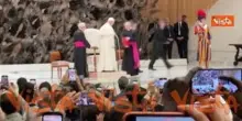 Il lungo applauso per Papa Leone XIV al suo arrivo all'incontro con la stampa internazionale