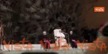 Il Papa scherza in inglese con i giornalisti: Se siete svegli applaudite alla fine