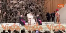 Leone XIV ricorda il dolore per la morte di Papa Francesco, l'applauso dei giornalisti