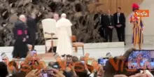 Leone XIV arriva all'incontro con i cronisti, dal pubblico urlano "Viva il Papa"