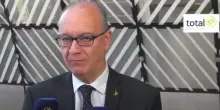 Valditara: "Cellulare in classe per gli under 14? Danni alla concentrazione"