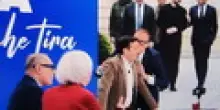 Bompiani crolla: "Destra meglio della sinistra sulla pace". E Cerno bacia Parenzo