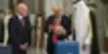 Trump firma il pallone dei Mondiali con l'emiro del Qatar e Infantino