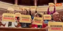 Blitz M5s in Senato coi cartelli esposti in Aula: Democrazia silenziata, referendum oscurato