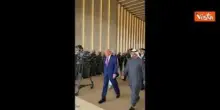 Trump accolto dalla “danza dei capelli” ad Abu Dhabi, negli Emirati Arabi