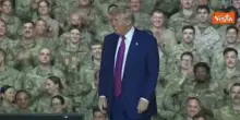 Trump alla base militare Usa del Qatar balla sulle note di Ymca
