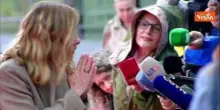 Meloni a Tirana lascia il punto stampa sotto la pioggia: "Mi fradicio"