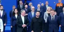 Zelensky tra Starmer e Macron, Meloni vicina a Erdogan. La foto di gruppo al vertice Cpe di Tirana