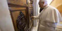 Papa Leone XIV, dalla tiara al pallio: come è cambiata la messa di inizio pontificato