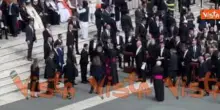 Jd Vance arriva sul sagrato di San Pietro per la Mesa di insediamento di Papa Leone XIV