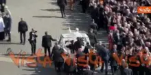 Giro in Papamobile di Leone XIV per salutare i fedeli prima della Messa di insediamento