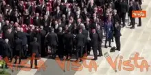 Jd Vance e la moglie seduti vicino a Mattarella alla Messa di insediamento di Papa Leone XIV