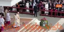 Papa Leone XIV compie rito di benedizione e aspersione dell'acqua santa a San Pietro