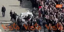 Leone XIV saluta i fedeli a bordo della Papamobile prima della Messa per l'insediamento