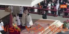 I sacerdoti rendono omaggio a Papa Leone XIV alla Messa di insediamento