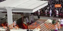 Papa Leone XIV commosso durante la consegna dell'Anello del Pescatore a Messa di inizio Pontificato