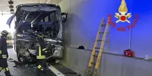 Incidente tra camion e scuolabus nel Comasco: morta una maestra, illesi i bambini