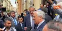 Tajani fa una foto con candidato sindaco a Genova Piciocchi: Sei troppo alto, portatemi uno sgabello