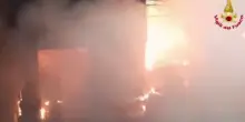 Incendio in impianto trattamento rifiuti nel palermitano, le immagini