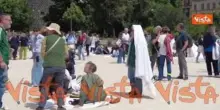 Il lenzuolo bianco fuori da Palazzo Marino a Milano per l'iniziativa 50 000 sudari per Gaza