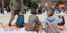 Lenzuola bianche davanti al Castello Sforzesco di Milano per la campagna '50.000 sudari per Gaza'