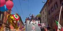 Coppa Italia sul bus scoperto, festa rossoblù per le strade di Bologna